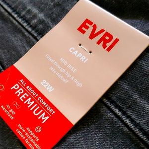 NEW with tags EVRI ALL ABOUT COMFORT MIDRISE CAPRI BLACK. jeans. SZ 22